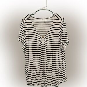 Maurice’s never worn top! Size 3. Super cute!